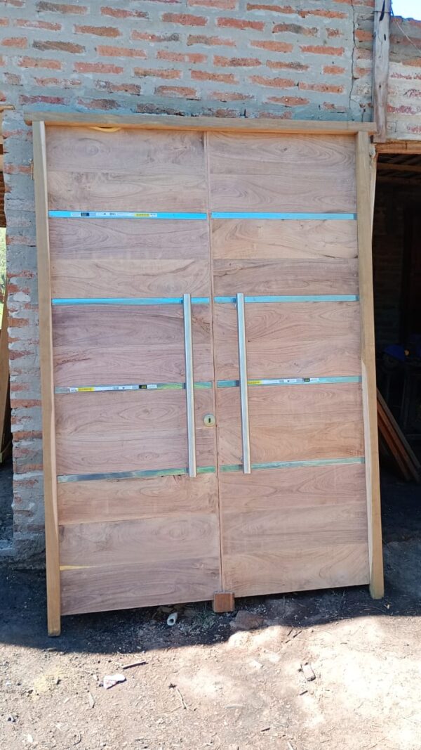 Portada tablinada horizontal c/apliques de acero c/ manijón y cerradura 1.50x2.20