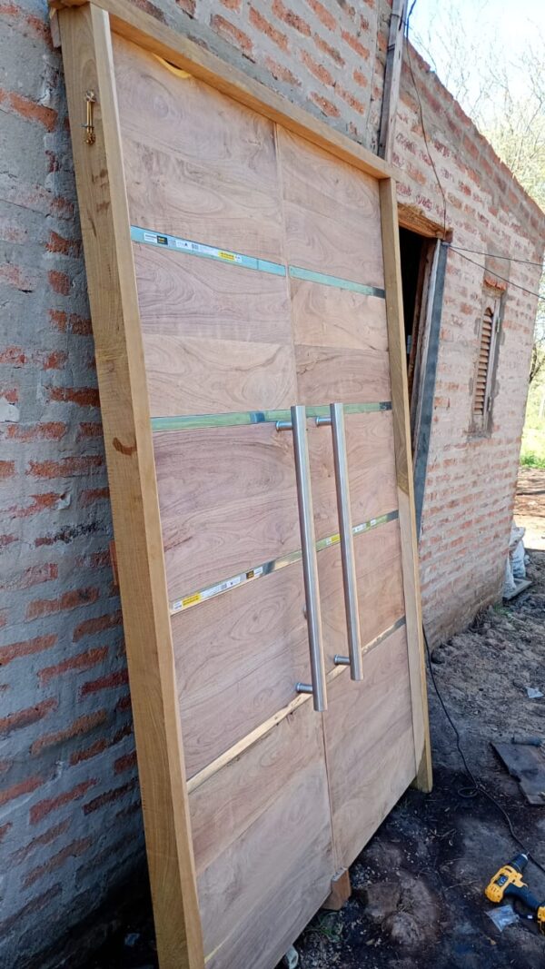 Portada tablinada horizontal c/apliques de acero c/ manijón y cerradura 1.50x2.20 - Imagen 2